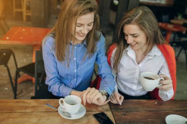 Bir kafede iki kız.