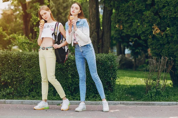 Jeune modèle dans la rue — Photo