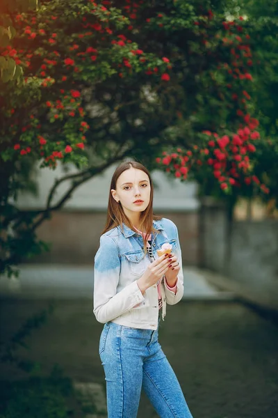 Молодая модель на улице — стоковое фото
