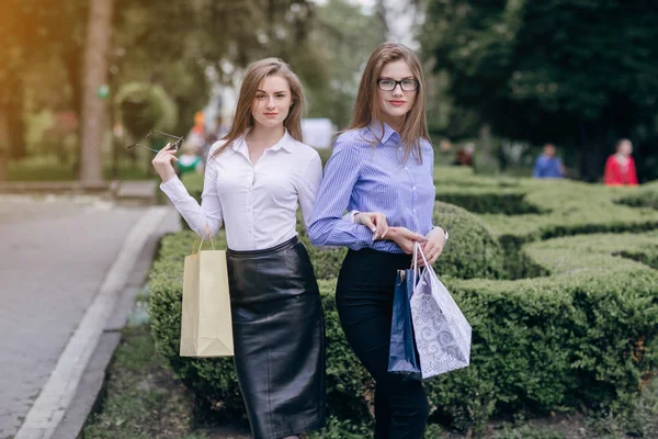 Kızlar alışveriş yapmak — Stok fotoğraf