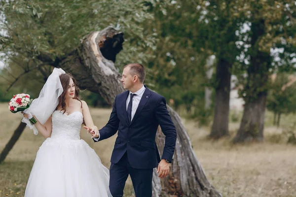 Casal no dia do casamento — Fotografia de Stock