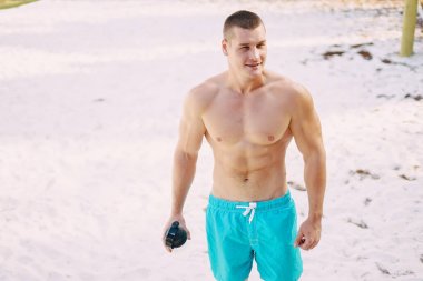 yakışıklı atletik erkek