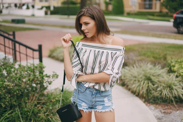 Belle fille dans la rue — Photo