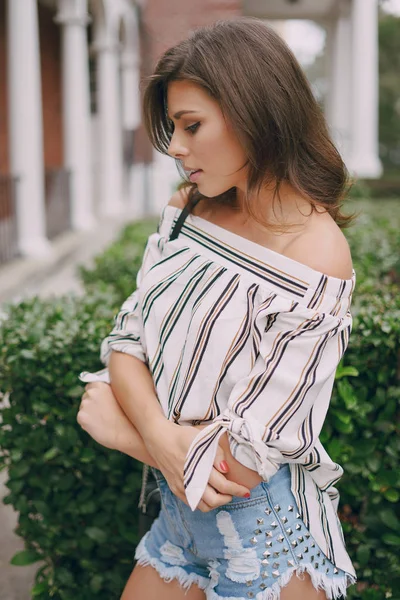 Beautiful girl on the street — Stock Photo, Image