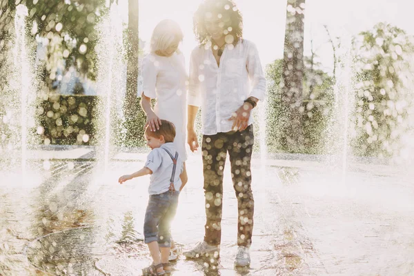 Bella giovane famiglia — Foto Stock