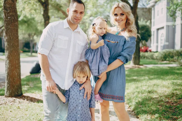 Jeune famille dans la rue — Photo