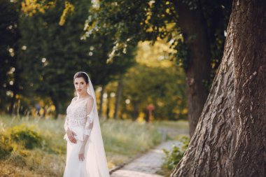 Beyaz elbisesi içinde gelin