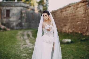 Beyaz elbisesi içinde gelin