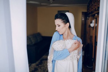 Gelin beyaz elbise ile