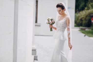 Beyaz elbisesi içinde gelin