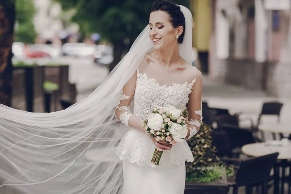 Noiva em vestido branco — Fotografia de Stock