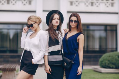 Güneşli havalarda açık havada güzel genç kızlar