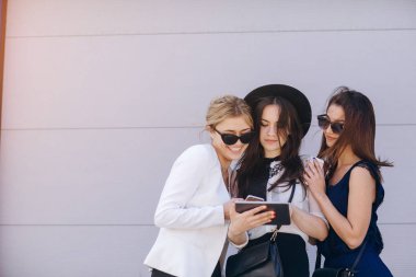 Güneşli havalarda açık havada güzel genç kızlar