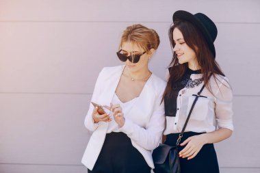 Güneşli havalarda açık havada güzel genç kızlar