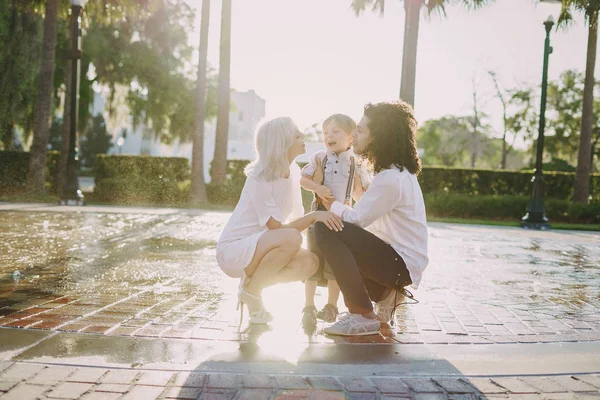 Bela jovem família — Fotografia de Stock