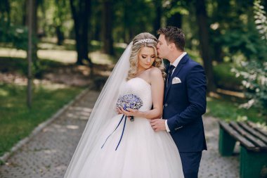 onların düğün parkın güzel genç Çift