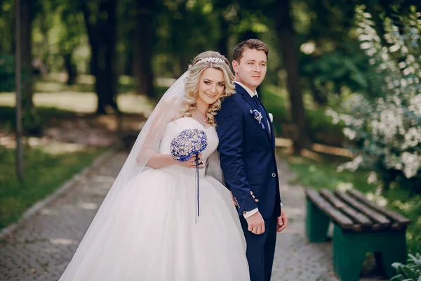 Beau jeune couple sur leur mariage Parc — Photo