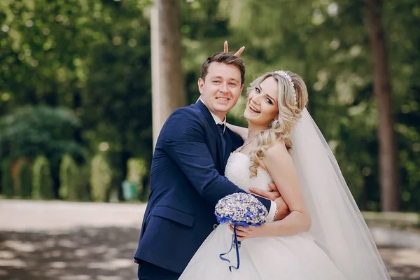 Belo casal em um parque — Fotografia de Stock