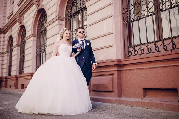 Schönes Hochzeitspaar — Stockfoto