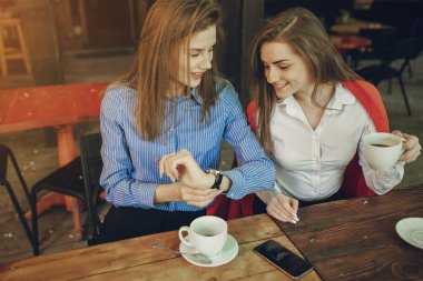 Bir kafede iki kız.