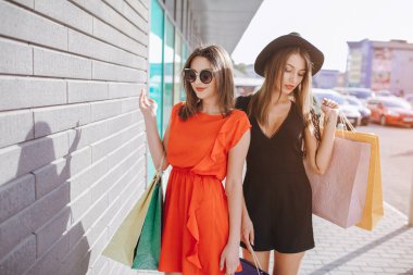 Kız alışveriş yapıyor.