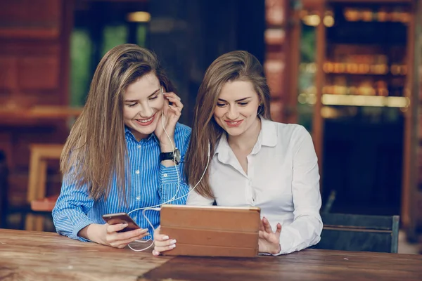 Two girls in a cafe — Stock Photo, Image