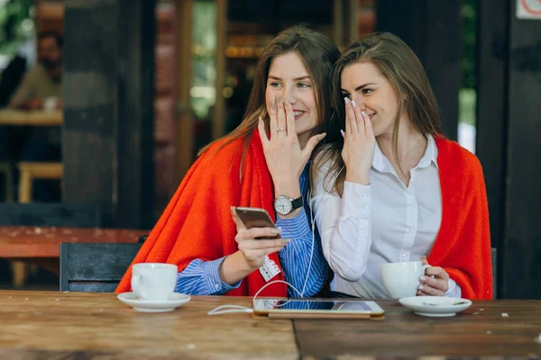 Two girls in a cafe — Stock Photo, Image