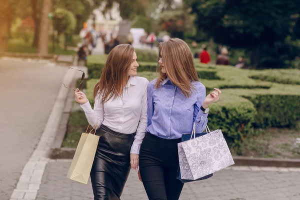 Meisjes doen winkelen — Stockfoto