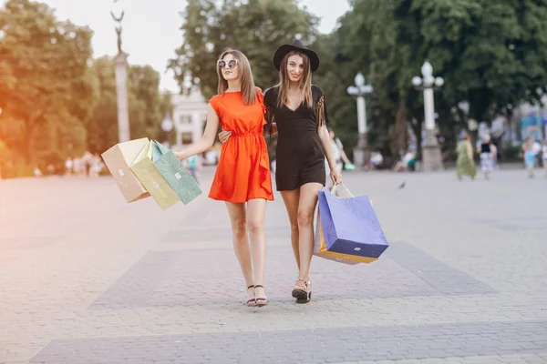 Kız alışveriş yapıyor.