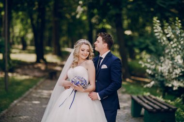 onların düğün parkın güzel genç Çift