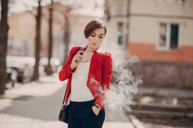 elektronik sigara ile kız