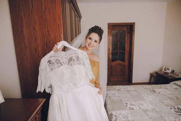 Novia con vestido blanco — Foto de Stock