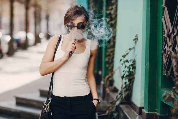 Mädchen mit der elektronischen Zigarette — Stockfoto