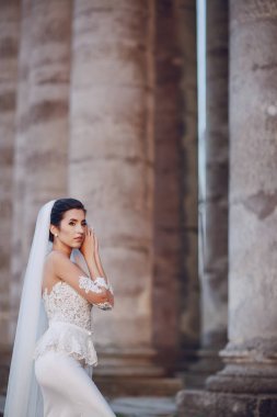 Beyaz elbisesi içinde gelin