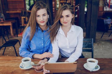 Bir kafede iki kız.