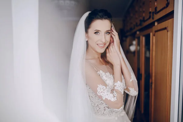 Sposa in abito bianco — Foto Stock