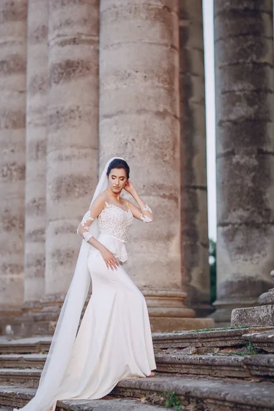 Novia en vestido blanco —  Fotos de Stock