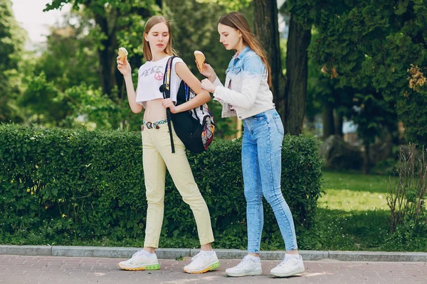 Jeune modèle dans la rue — Photo