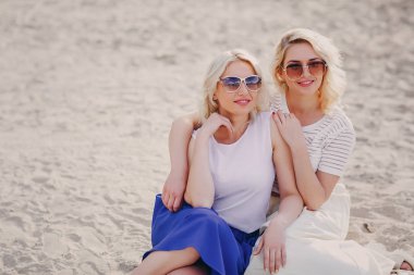 Kızlar İkizler dışarı