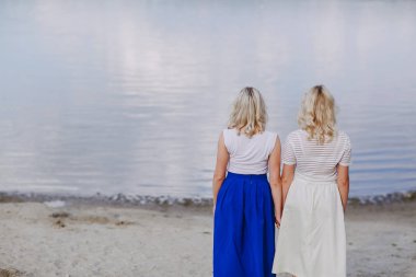 Kızlar İkizler dışarı