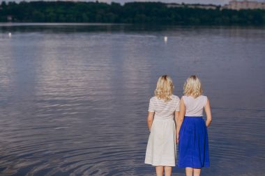 Kızlar İkizler dışarı