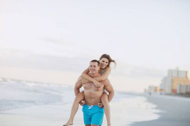 Sahilde güzel bir çift