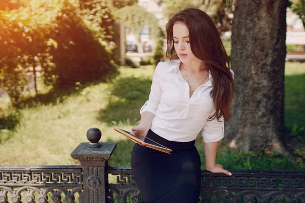 iş kadını becerikli alet sahiptir