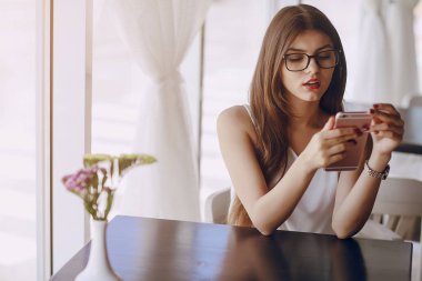 Gözlüklü esmer güzel