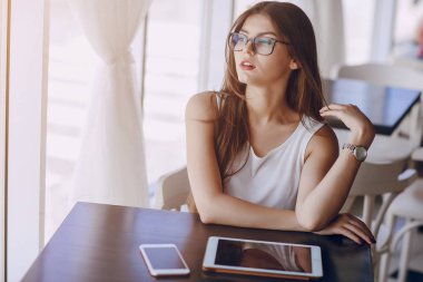 Gözlüklü esmer güzel