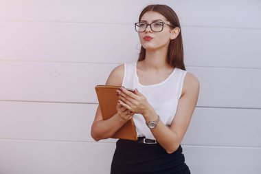 Gözlüklü esmer güzel