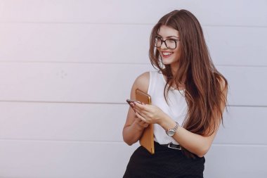 Gözlüklü esmer güzel