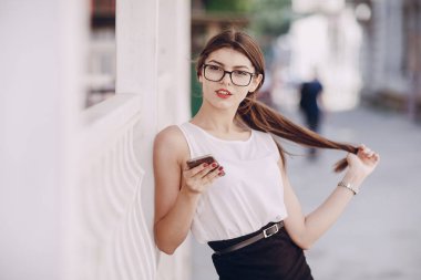 Gözlüklü esmer güzel