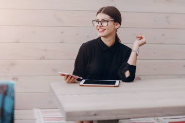 Gözlüklü esmer güzel