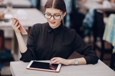 Gözlüklü esmer güzel